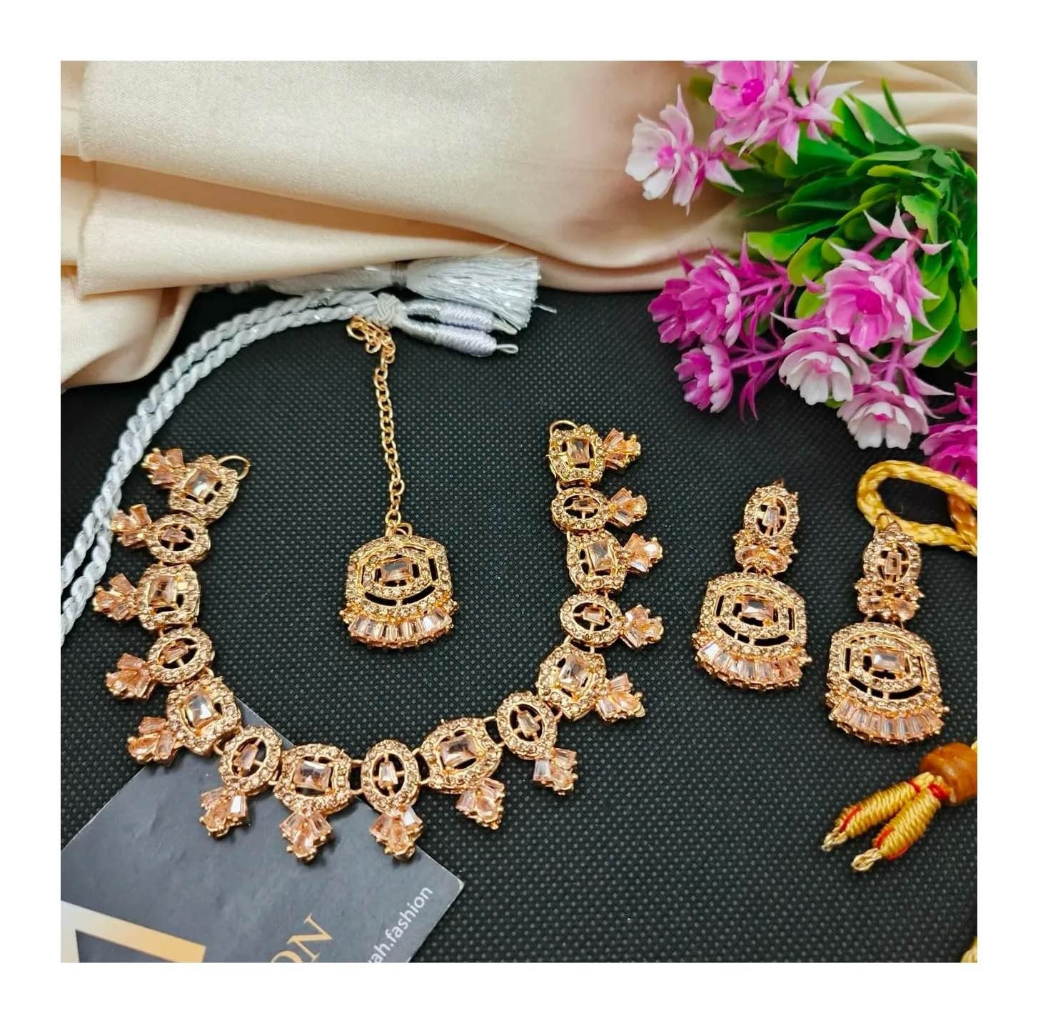 Zarcon jewellery set with necklace / earrings and tika