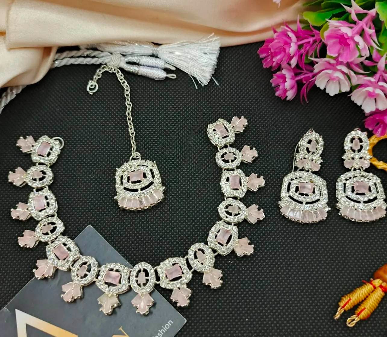Zarcon jewellery set with necklace / earrings and tika