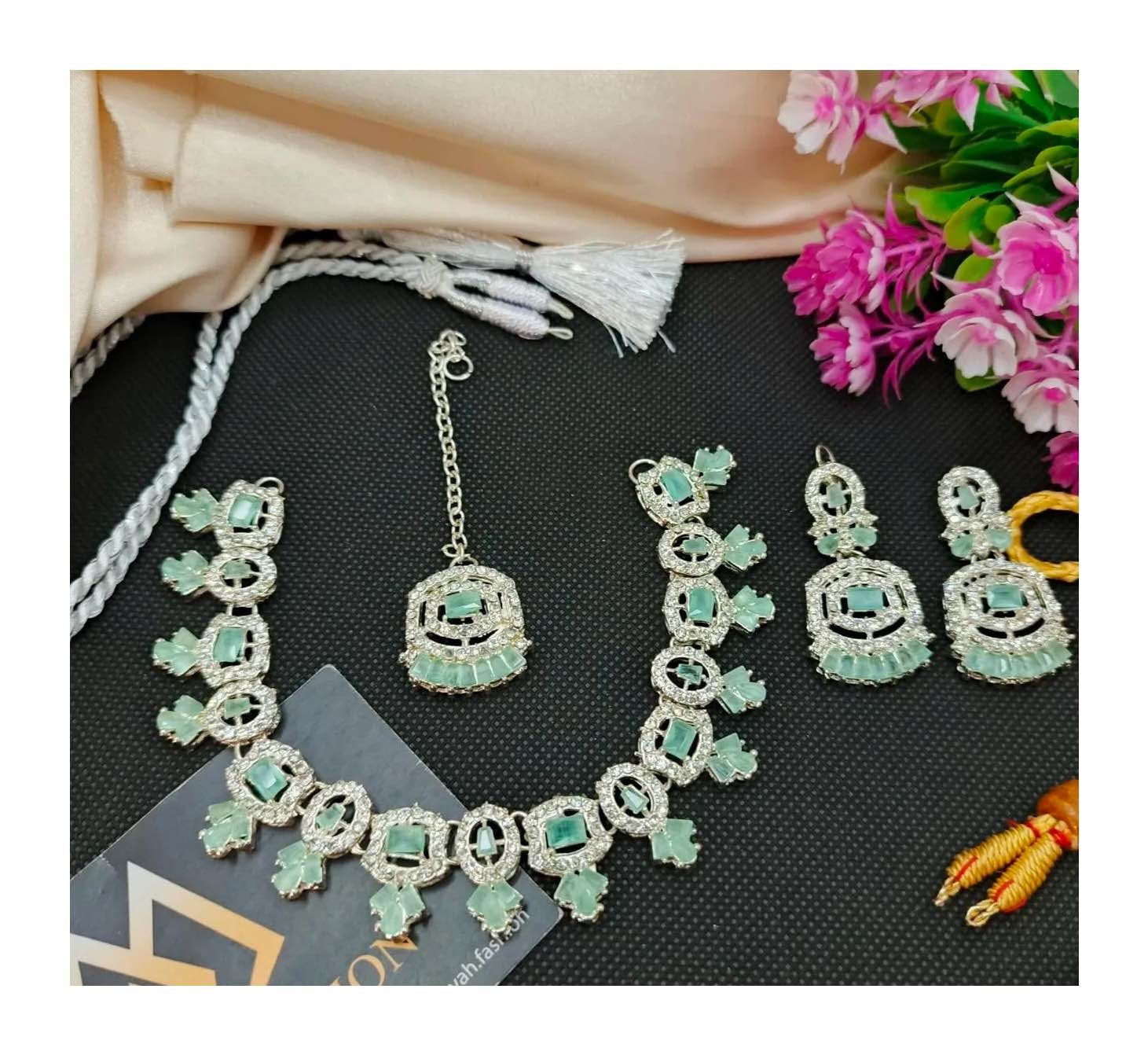Zarcon jewellery set with necklace / earrings and tika