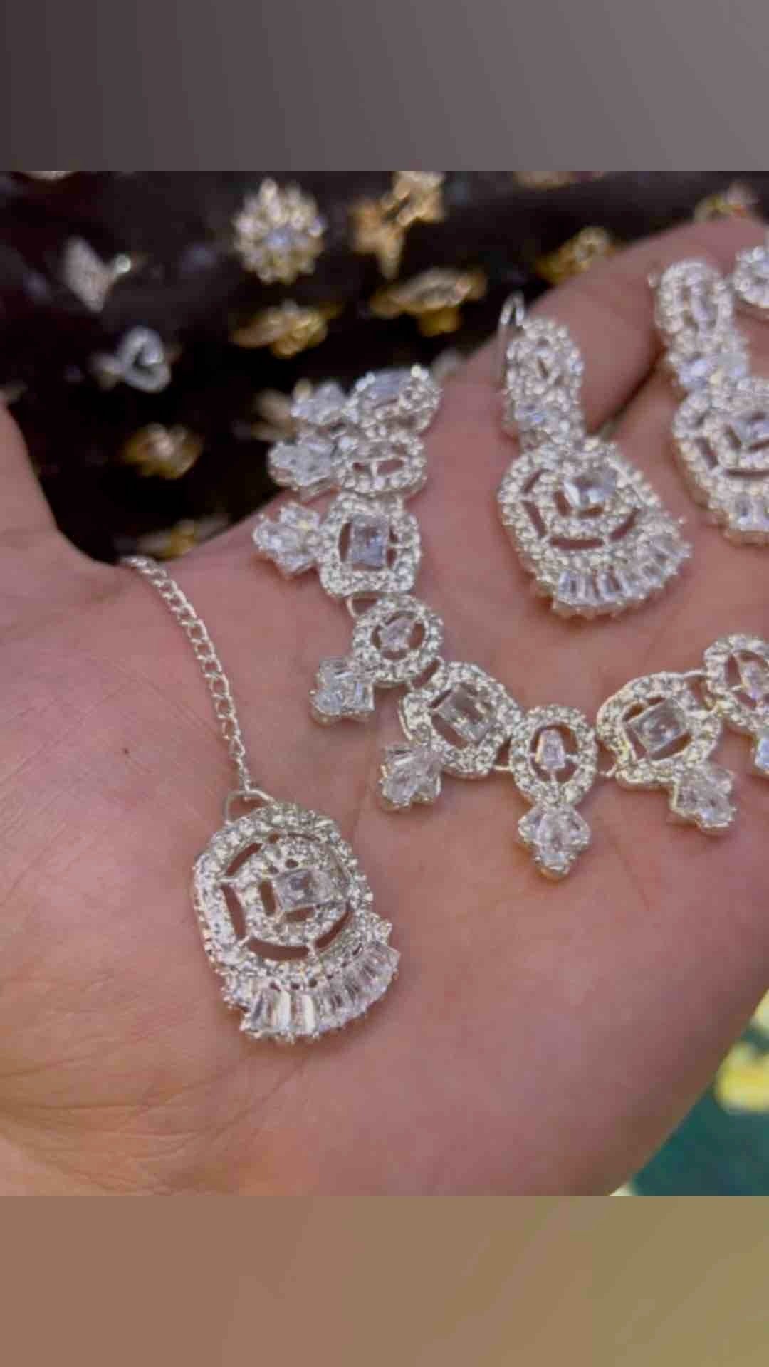 Zarcon jewellery set with necklace / earrings and tika