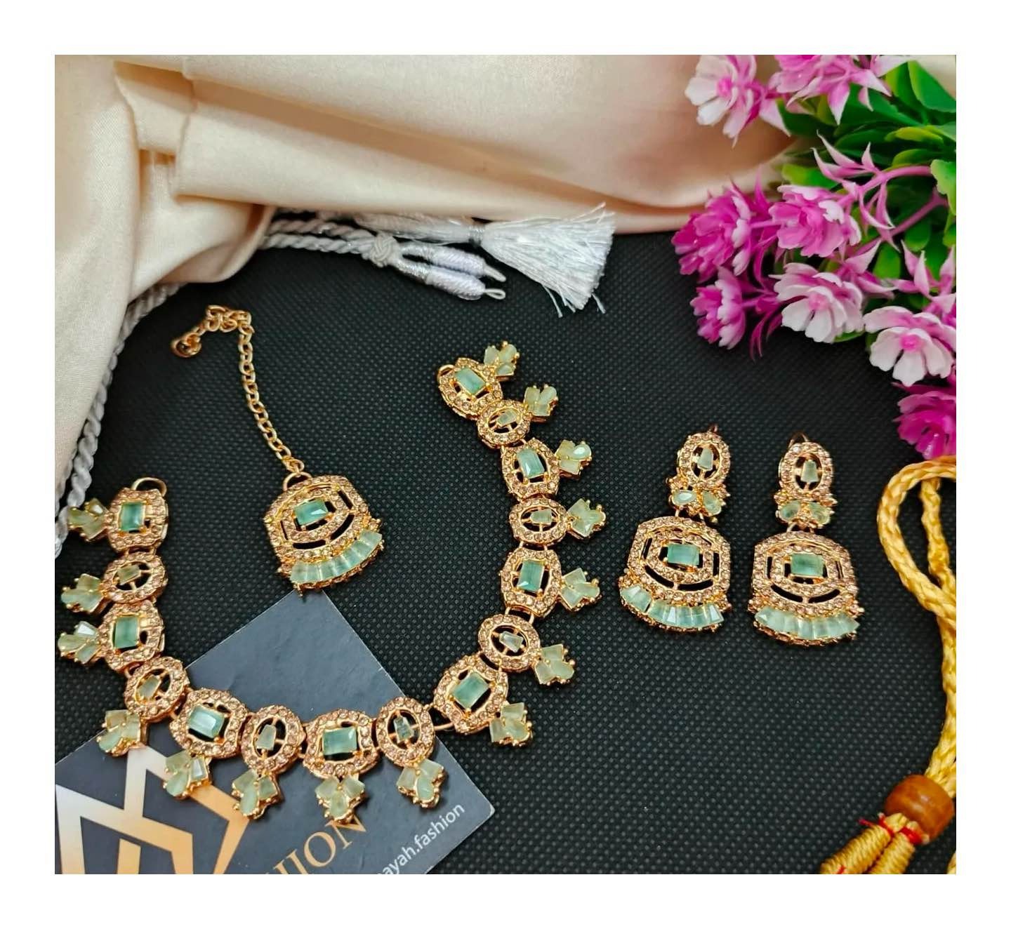Zarcon jewellery set with necklace / earrings and tika
